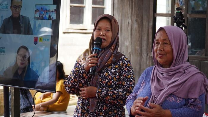Titin bersyukur rumahnya tersambung listrik