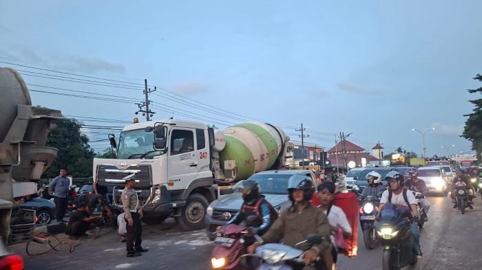 Truk Molen Terjepit Usai Tabrak Median Jalan A Yani Landasan Ulin Banjarbaru, Sempat Bikin Kemacetan