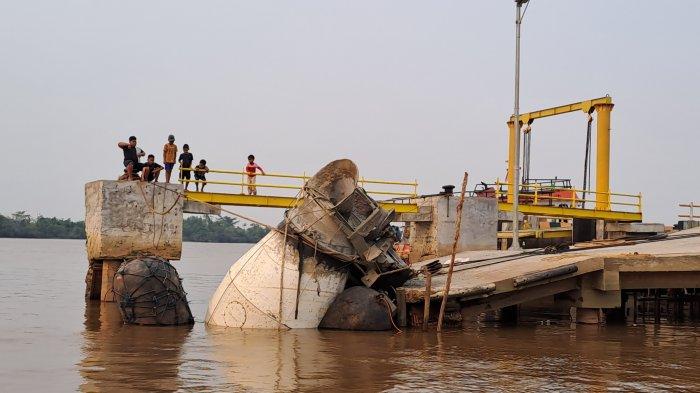 Update Truk Molen Kecelakaan di Penyeberangan Sungai Gampa Batola, Hingga Kini Belum Dievakuasi