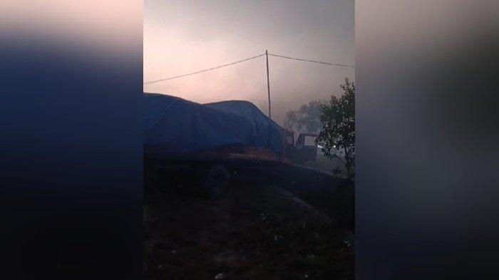 Truk Tronton Keluar Jalur Aspal dan Terperosok, Dampak Pekatnya Kabut Asap di Wilayah Banjarbaru