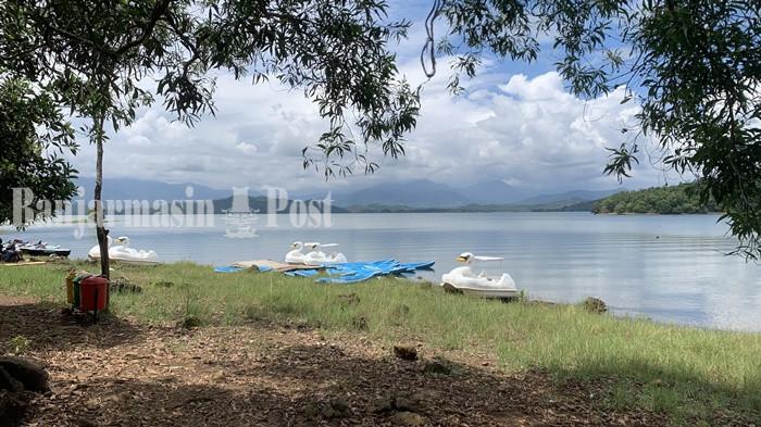 BUKIT BATU-Destinasi wisata Bukit Batu ini berada di Dusun Sungai Luar, Desa Tiwingan Baru, Kecamatan Aranio, Kabupaten Banjar, Provinsi Kalsel. Wisata Kalsel: Singkirkan Rasa Bosan, di Bukit Batu Pengunjung Bisa Bermain Sepeda Hingga Mencoba Wahana Air.