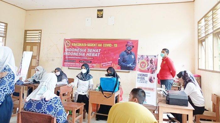 Jajaran Binda Kalsel Mengadakan Vaksinasi di SMPN 4 Simpangempat Kabupaten Tanbu