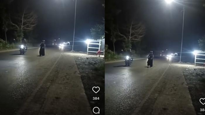 Perempuan Berpakaian Hitam Berdiri di Tengah Jalan Gelap