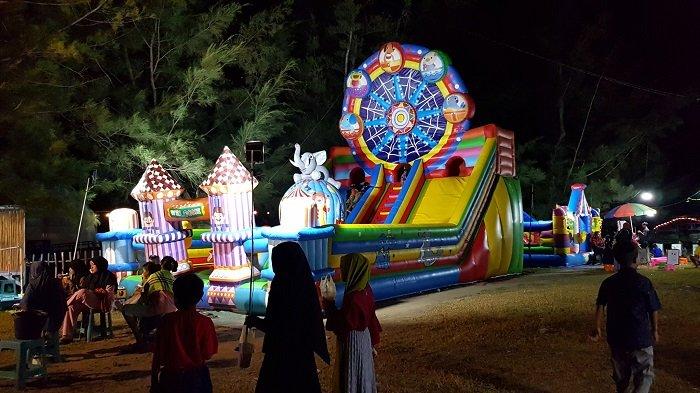Wisata Kalsel - Aneka Wahana Bermain di Pantai Batakan Baru Tala Puaskan Anak-anak