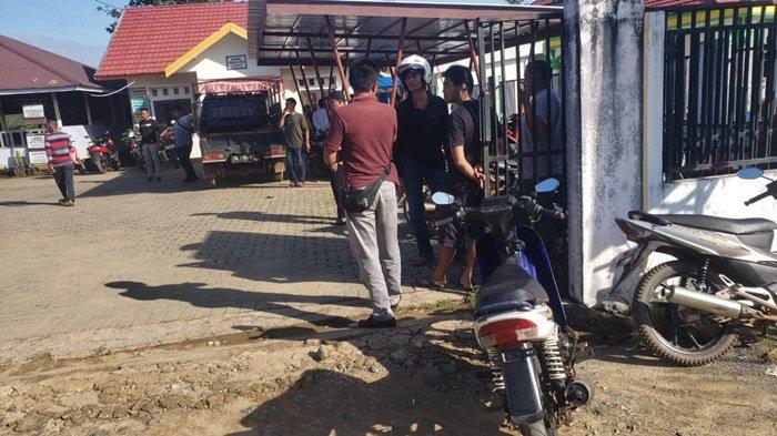 Konvoi Menuju Jalan Kebun PTP di Perbatasan Desa, Warga Tebingsiring Tanahlaut Bawa Banner Ini