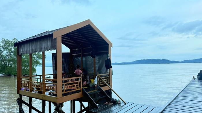 WISATA-Objek wisata Mangrove Kersik Putih, yang terletak di Desa Kersik Putih, kini muncul sebagai jawaban atas kebutuhan tersebut. Wisata Kalsel: Tempat Nyantai, Mangrove Kersik Putih Tanahbumbu Jadi Pilihan Wisata Hemat dan Dekat. (Arsip 2025).