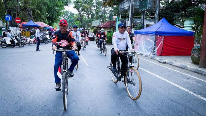 Wabup Suriani bersama Wabup Gusti Rosyadi Elmi mengayuh sepeda ontel