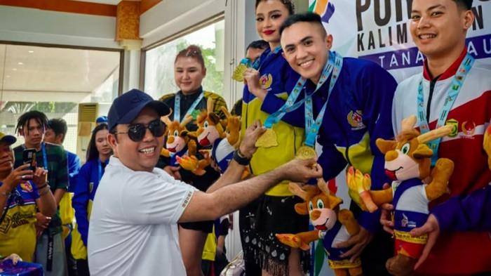 Wabup Tabalong Habib Muhammad Taufani Alkaf saat kalungkan medali emas