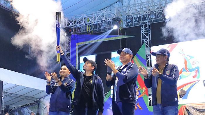 Wagub Hasnuryadi Sulaiman mengangkat obor