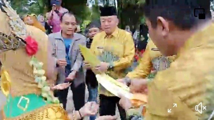 Acara HUT Kabupaten HST ke-63, Bupati dan Wagub Kalsel Disambut dengan Kesenian Daerah