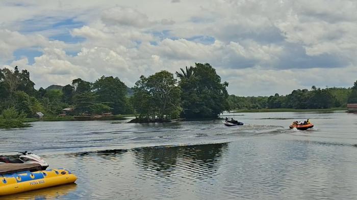 BERMAIN AIR- Wahana Perahu Ketinting dan Jetski serta donat boat di Objek Wisata Kampung Putra Bulu. 
