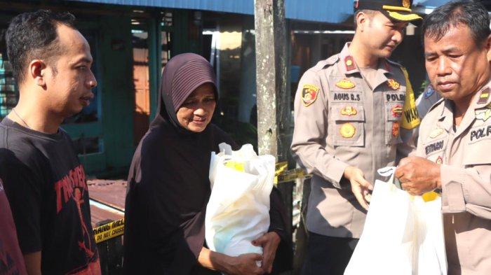 Gercep, Polres Kotabaru Salurkan Bantuan ke Korban Kebakaran di Gang Sekata