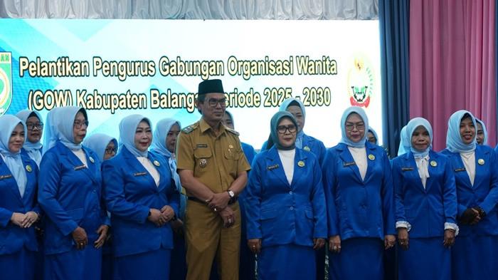 PELANTIKAN GOW- Wakil Bupati Balangan, Akhmad Fauzi foto bersama usai melantik Ketua GOW Balangan, Yanty Fauzi dan seluruh pengurus GOW Kabupaten Balanhan periode 2025-2030 di Aula Benteng Tundakan, Balangan. (Foto : Diskominfosan Kabupaten Balangan)
 