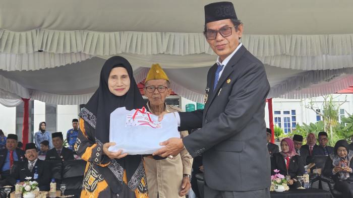 Wakil Bupati Balangan, Akhmad Fauzi menyerhkan tali asih kepada janda veteran1