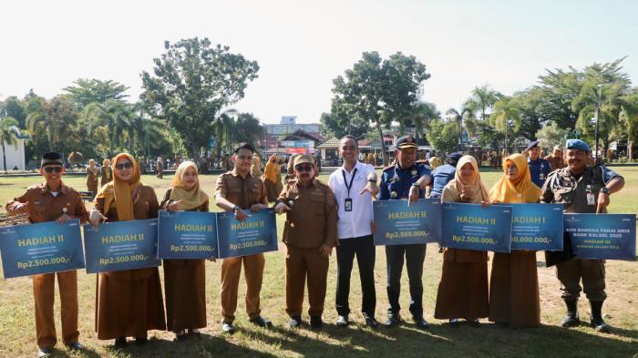 Wakil Bupati Banjar, Habib Idrus Al Habsyi, memberikan simbolis hadiah13