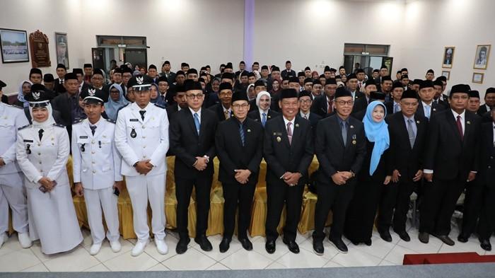 Wakil Bupati HSS Suriani bersama Sekda Muhammad Noor foto bersama
