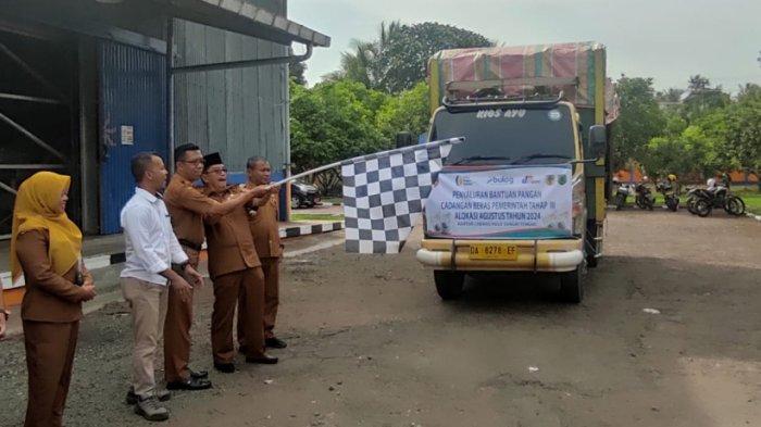 Wakil Bupati HST & Kabulog Barabai Lepas Secara Simbolis Beras Bantuan Pangan Tahap III untuk Warga