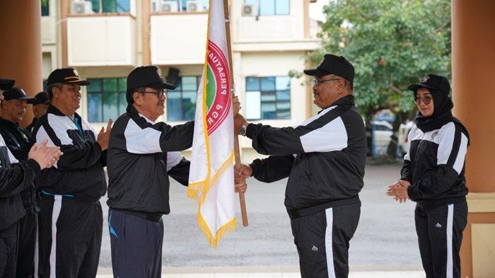 Lepas Kontingen Porseni PGRI, Wabup HST Harapkan Junjung Tinggi Nilai-nilai Sportivitas