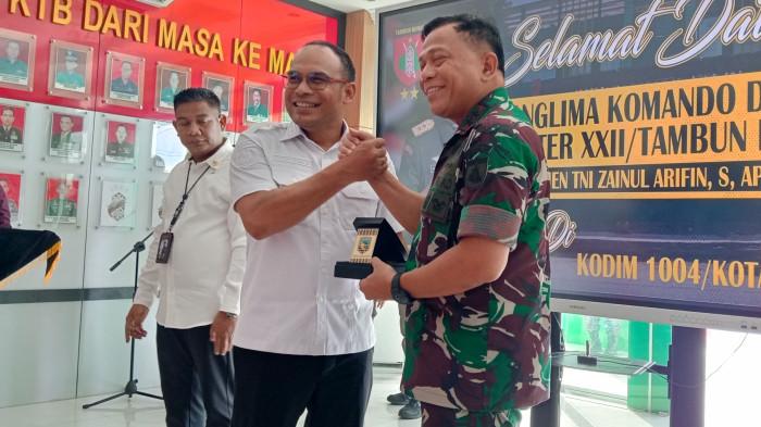 SERAHKAN CENDRAMATA Wakil Bupati Kotabaru, Syairi Mukhlis menyerahkan cenderamata kepada Pangdam XXII/Tambun Bungai, Mayjen TNI Zainul Arifin, Rabu (5/11/2025).