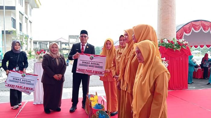 Wakil Bupati Kotabaru, Syairi Mukhlis menyerahkan menyerahkan tali asih