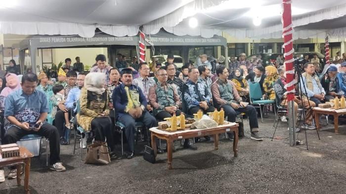 ARUH SANTRA- Wakil Ketua DPRD Batola H Bahriannoor bersama Sekretaris DPRD Batola M Haris turut hadir pada pembukaan kegiatan Aruh Sastra Kalimantan Selatan XXII Tahun 2025, Jumat (14/11/2025).