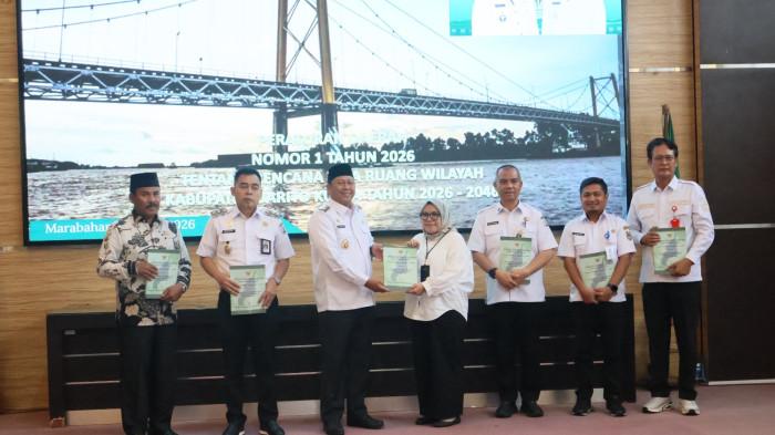 Wakil Ketua DPRD H. Bahriannoor (paling kiri) foto bersama usai menerima penyerahan Perda