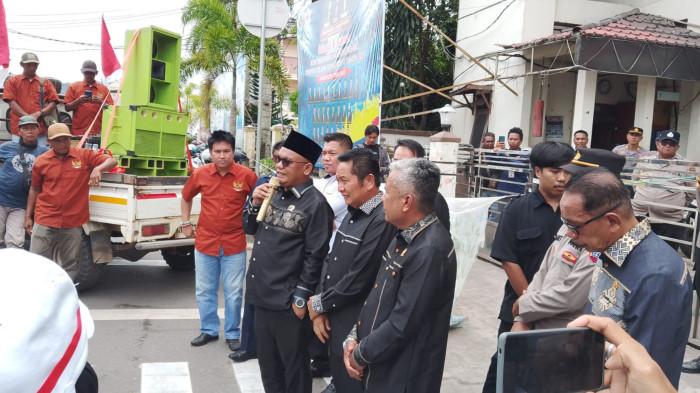 SAMBUT AKSI WARGA- Wakil Ketua I, Awaludin bersama sejumlah anggota DPRD Kotabaru menyambut aksi warga dan sejumlah organisasi, Senin (10/11/2025).