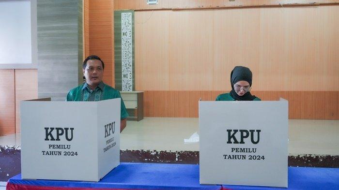 Salurkan Hak Suara di Banjarbaru, Wali Kota Aditya Sampaikan Hal ini Kepada Masyarakat