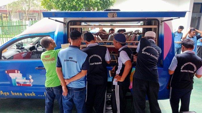 Mobil Dinas Perpustakaan HST Sambangi Rutan Barabai, Warga Binaan Gemari Buku Agama dan Novel