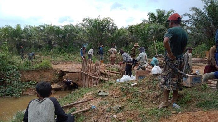 Jembatan Kian Rusak, Warga Kandanganlama Tanahlaut Rela Iuran dan Ramai-ramai Gotong-royong