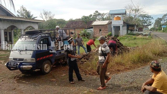Warga Kuringkit Tanahlaut Kembali Pasok Kayu Bakar untuk Haul Almarhum Guru Sekumpul,  ke Martapura