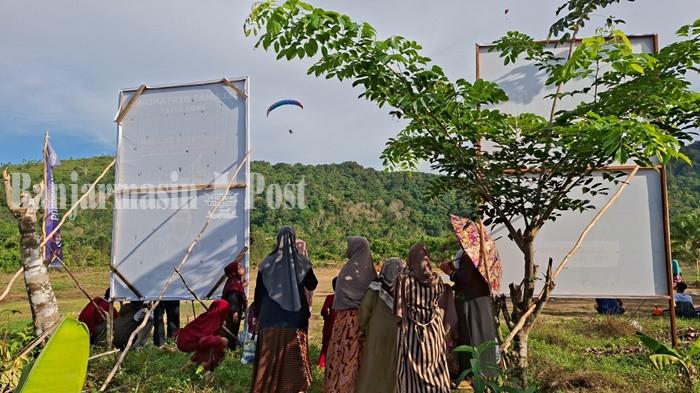 Warga antusias menyaksikan para atlet paralayang