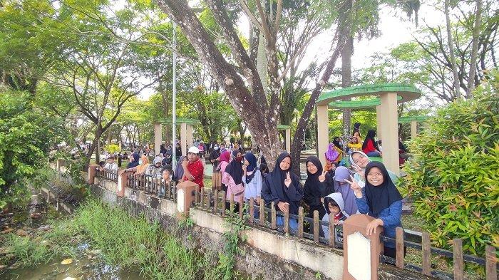 Antusias Saksikan Pengibaran Bendera, Warga Berkumpul di Sisi Lapangan 5 Desember Marabahan