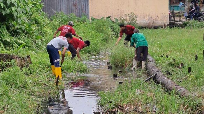 Waspada Banjir Saat Musim Penghujan, Lapas Amuntai Bersihkan Saluran Air