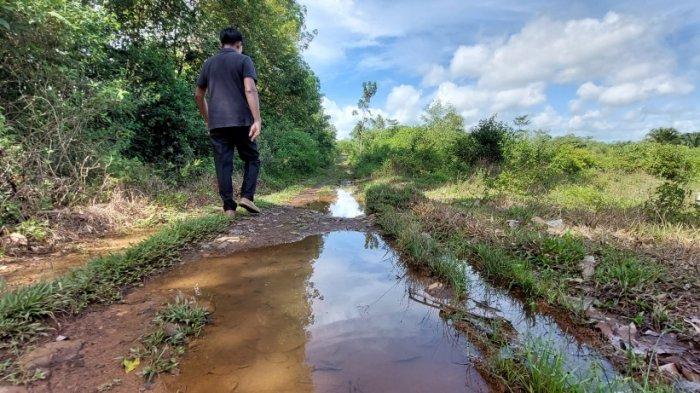 Jalan Menuju Kuburan Rusak, Kades Tirtajaya Kabupaten Tala Sebut Warga Memutar Lewat Desa Tetangga