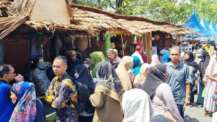 Bak Pesta Rakyat, Warga Serbu Makanan Gratis di Puncak Hari Jadi ke-73 Provinsi Kalimantan Selatan