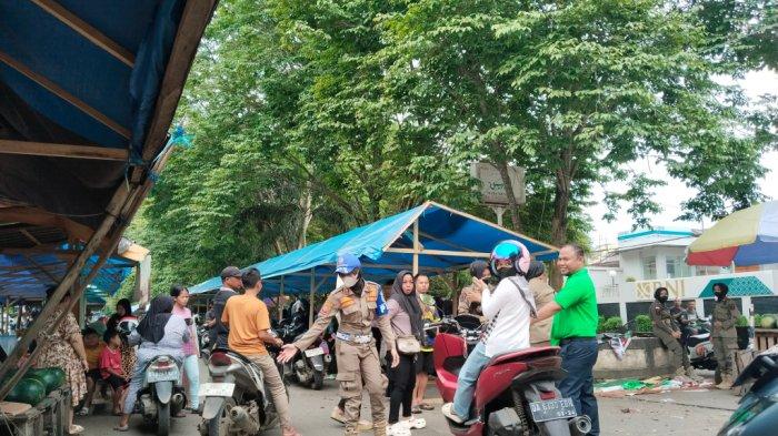 Pedagang Lapak Pasar Keramat Barabai Adu Mulut Dengan Petugas Satpol PP, Tak Terima Ditertibkan
