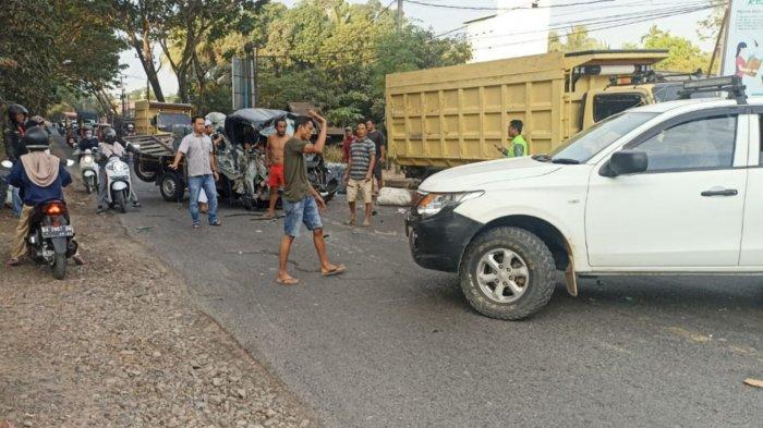 Kecelakaan Lalulintas di Desa Parandakan Kabupaten Tapin, Sopir Pikap Sempat Terjepit