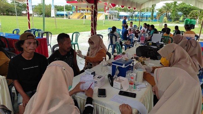 Sempat Diguyur Hujan, Gelaran Vaksinasi dan Cek Kebugaran di Batola Tetap Ramai Disambangi Warga