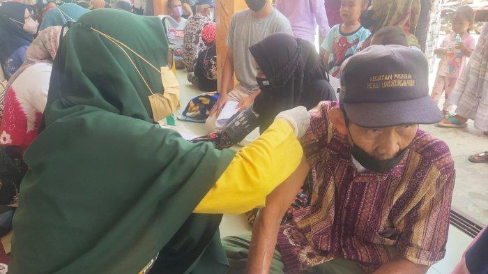 Vaksinasi Massal di Banjarmasin, Warga Bawa Pulang Paket Sembako dan Kue Bingka