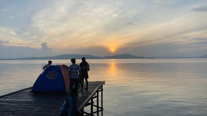 WiSATA-Objek wisata Mangrove Kersik Putih di Desa Kersik Putih, Batulicin, bukan hanya menawarkan pemandangan indah untuk dinikmati siang hari, tetapi juga menjadi tempat ideal bagi para penggemar camping yang mencari pengalaman unik dan terjangkau. Wisata Kalsel: Bisa Pasang Tenda, Ini Sensasi Bermalam Gratis di Tepi Pantai, Mangrove Kersik Putih. (Arsip 2025)