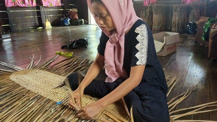 Anyam Enceng Gondok Menjadi Tikar, Warga Rukam Hilir HSU Habiskan Tiga Ikat Dalam Satu Minggu