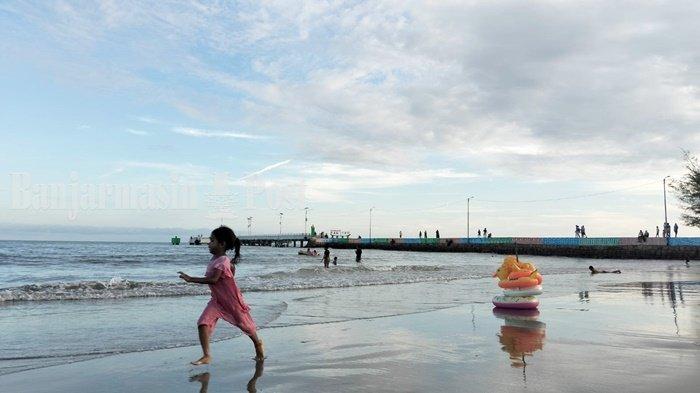 Wisata Kalsel - Pantai Pagatan di Kabupaten Tanah Bumbu Jadi Tempat Bermain yang Asyik