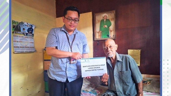 Bantuan Lansia Dhuafa dari UPZ Bank Kalsel Langsung Diterima Yusran Lansia Usia 65 Tahun