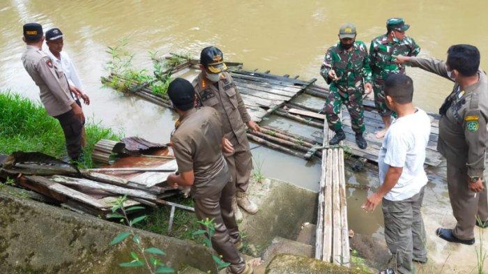 Satgas Tertibkan Lima Jamban di Bantaran Sungai Desa Banua Halat Kiri Tapin Utara