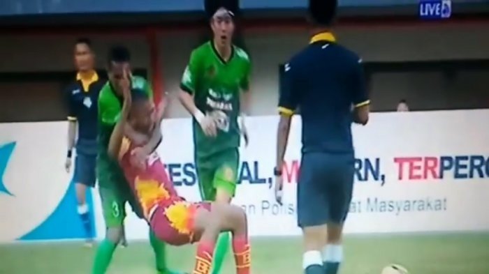 Abduh Lestaluhu Diganjar Kartu Merah Karena Sengaja Pukul Wajah Thiago Furtuoso