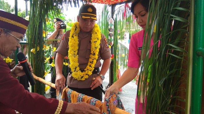 Kapolres Baru Palangkaraya Terkesan Disambut Acara Adat Dayak
