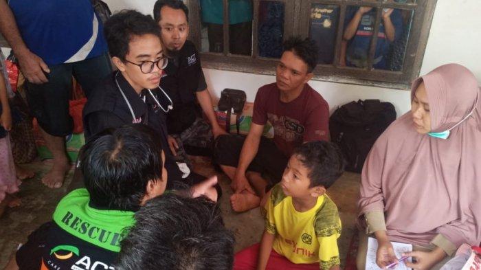 Korban Banjir Tanahbumbu Mulai Sakit, Akses ke UGD Terputus, Warga Pakai Perahu ke Posko Pengungsian