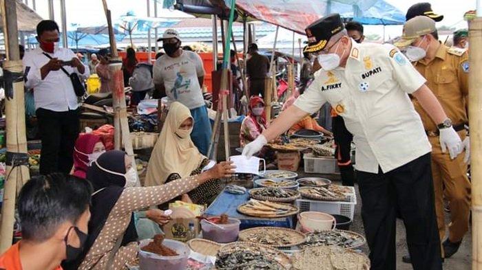 Forkopimda HSS Bagikan Masker di Pasar Negara Daha Selatan, Edukasi Warga Sadar Protokol Kesehatan