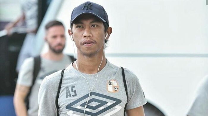 Ady Setiawan Kolaps Kena Sikut di Laga Dewa United vs Persebaya, Eks Barito Putera Dibawa ke RS